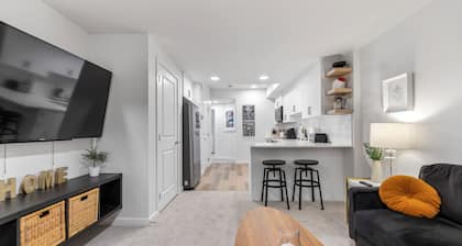 Modern & Cozy 2-Bedroom Suite in Mahogany