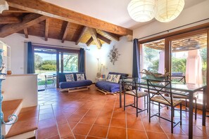 TV - Holiday Home 'Villa Rosa with Private Pool', Wi-Fi and Air Conditioning (Stintino)