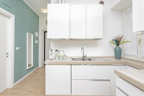 Ovn, kokeplater og kjøkkenutstyr