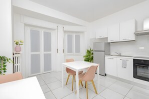 Fridge, oven, stovetop, coffee/tea maker