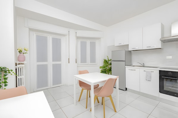Kühlschrank, Ofen, Herdplatte, Wasserkocher mit Kaffee-/Teezubehör