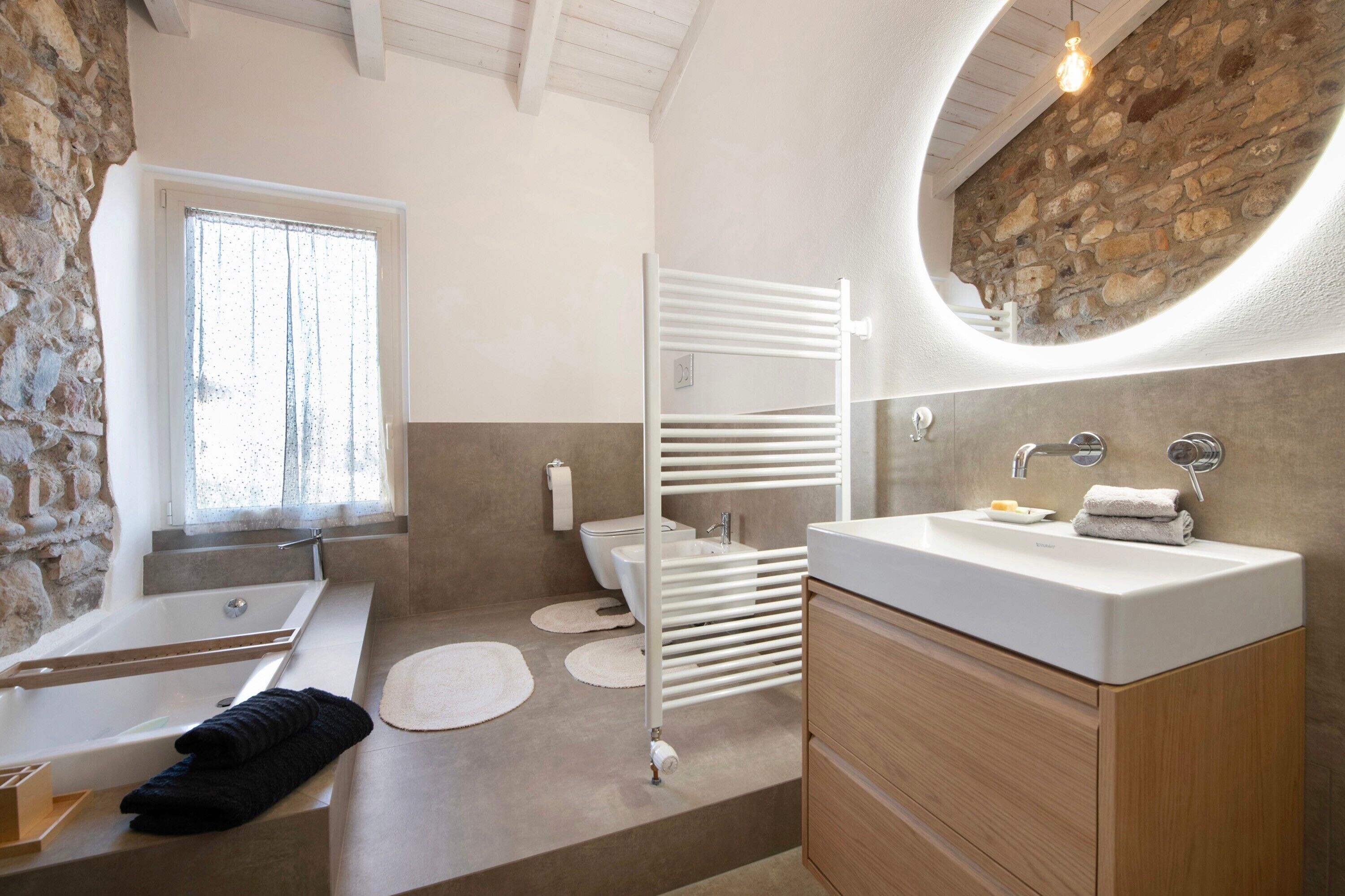 Een douche, gratis toiletartikelen, een haardroger, handdoeken