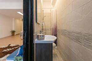 Een douche, een haardroger, handdoeken