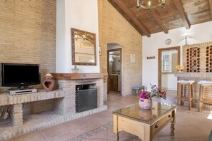 Televisión, chimenea, reproductor de DVD, estéreo