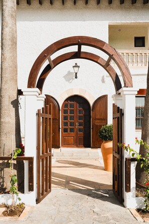 Exterior detail - Hostal Boutique Canyamel - 106 Double Room with Partial Sea View, Terrace, Wi-Fi and A/C (Canyamel)