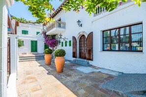 Exterior detail - Hostal Boutique Canyamel - 108 Double Room with Private Terrace, Wi-Fi, and Air Conditioning (Canyamel)