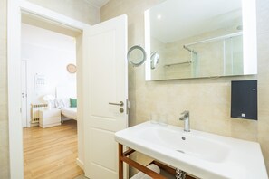 Douche, serviettes fournies