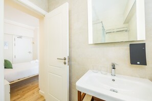 Shower, towels - Hostal Boutique Canyamel 110 Single Room with Partial Sea View, Terrace, Wi-Fi and A/C (Canyamel)
