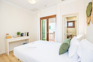 1 bedroom, free WiFi, bed sheets - Hostal Boutique Canyamel 110 Single Room with Partial Sea View, Terrace, Wi-Fi and A/C (Canyamel)