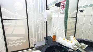 Dusj, hårføner, håndklær og såpe