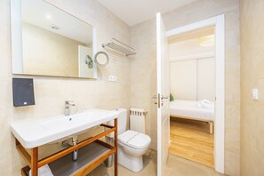 Shower, towels - Hostal Boutique Canyamel, 112 Double Room with Sea View, Private Terrace, Wi-Fi and Air Conditioning (Canyamel)