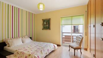 3 slaapkamers, een strijkplank/strijkijzer, gratis wifi, beddengoed