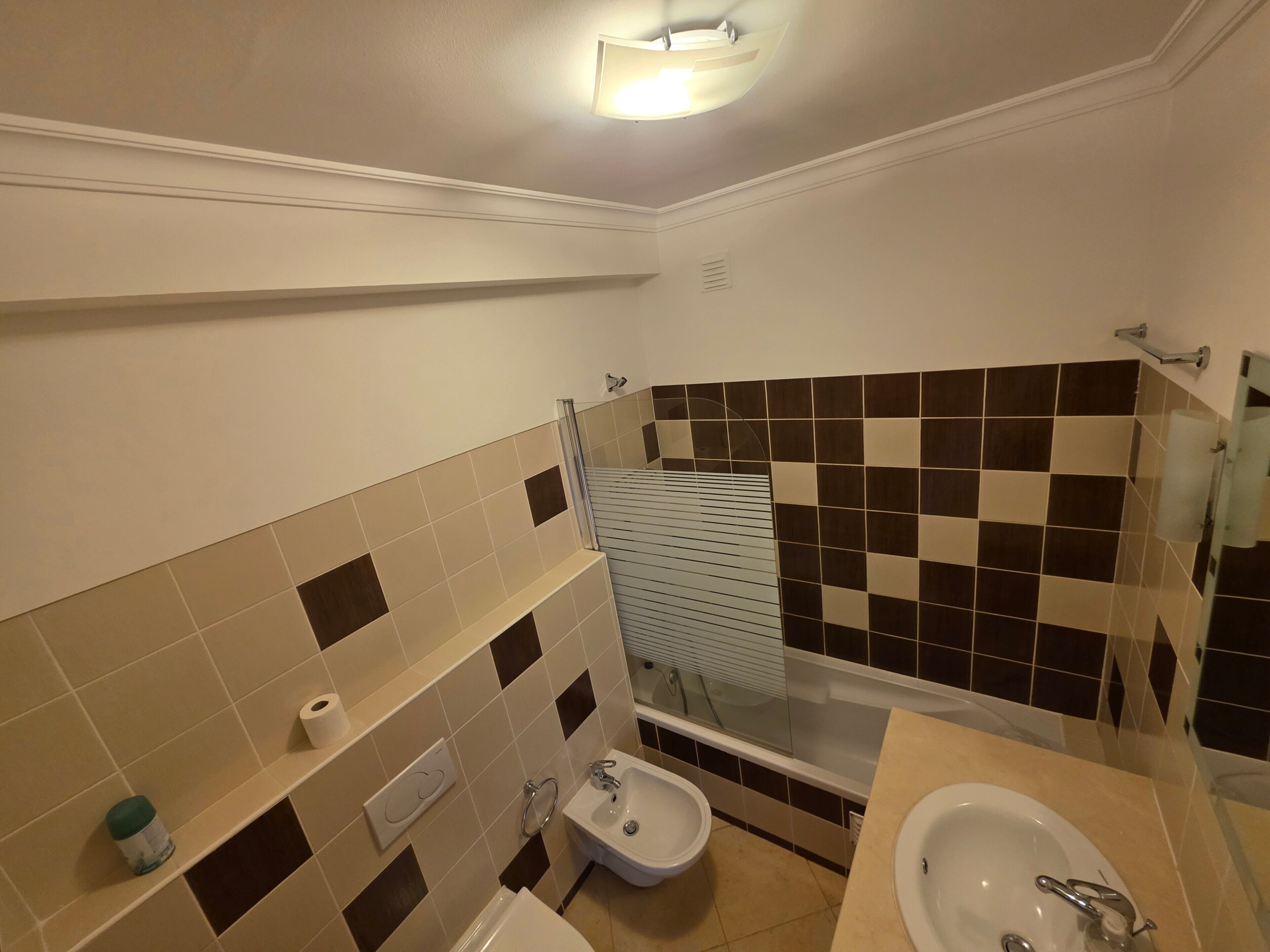 Un baño con bañera, inodoro, bidé y lavamanos.