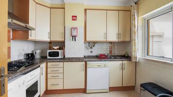 Frigorífico, microondas, horno y placa de cocina