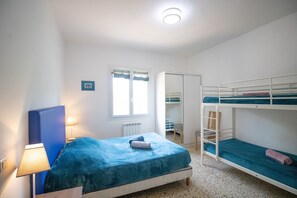 2 makuuhuonetta, silitysrauta/-lauta, ilmainen Wi-Fi, vuodevaatteet