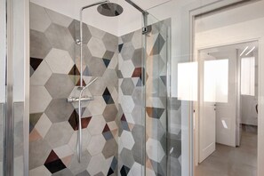 Een douche, een haardroger, handdoeken