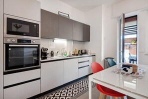 Réfrigérateur, micro-ondes, four, plaque de cuisson