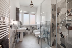 Douche, séchoir à cheveux, serviettes fournies