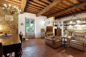 TV - Holiday Home 'Badia a Passignano with Pool' with Shared Pool, Private Terrace and Wi-Fi (Barberino Tavarnelle)