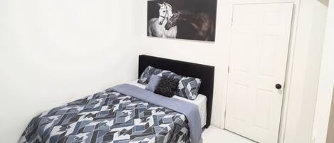 1 habitación, tabla de planchar con plancha y wifi