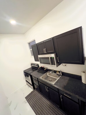 Private kitchen - Charming 1-bedroom house in pleasant Miami with AC, WiFi (Miami)