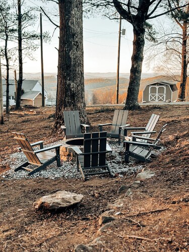 Soak In the Hot Tub @ County Top Cabin - Near I-77 & the Blue Ridge Parkway