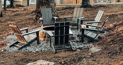 Soak In the Hot Tub @ County Top Cabin - Near I-77 & the Blue Ridge Parkway