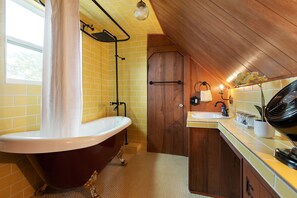 Hair dryer, towels, soap, shampoo - Cole Springs Historic Buda Cottage: Tower, Hill Country, 14.6 Acres!!! (Buda)