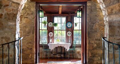 Cole Springs Historic Buda Cottage: Tower, Hill Country, 14.6 Acres!!!