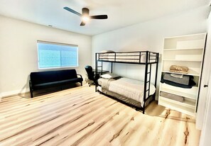 5 quartos, ferros/tábuas de passar roupa, berço de viagem