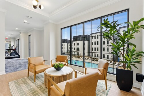 Luxury Italian Village 4-bed-| Pool, Gym, Roof-Top