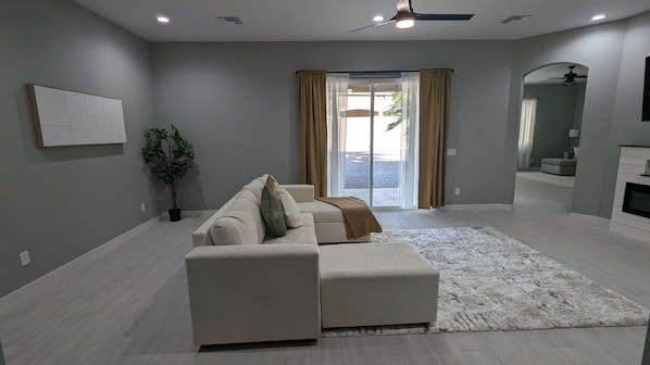 Smart TV, fireplace