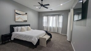 5 bedrooms, iron/ironing board, free WiFi, bed sheets - Spacious Luxury Retreat in the Heart of Glendale with All Amenities (Glendale)