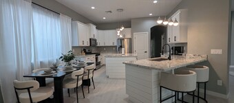 Spacious Luxury Retreat in the Heart of Glendale with All Amenities