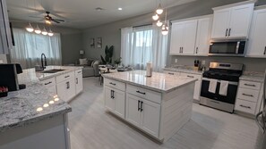 Fridge, microwave, oven, stovetop - Spacious Luxury Retreat in the Heart of Glendale with All Amenities (Glendale)