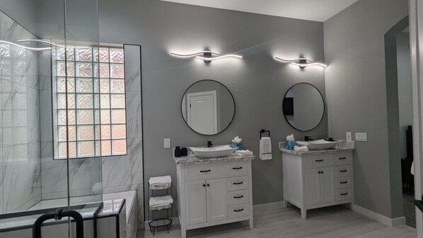 A modern bathroom with two sinks, large mirrors, and a glass shower enclosure. - Spacious Luxury Retreat in the Heart of Glendale with All Amenities (Glendale)