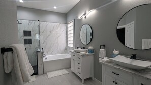 Dusche, Handtücher, Toilettenpapier