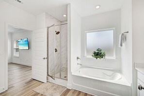 Secadora de cabello, toallas, jabón, papel de baño 