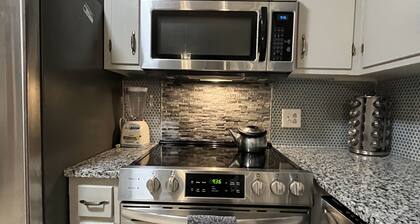 Hampstead 3 bedroom house close to Wilmington: 2 living rooms and Fenced in Yard