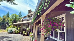 Exterior - Cozy and Dainty  3-Bedroom Farmhouse on 5 Acres of Serene Nature (Warren)
