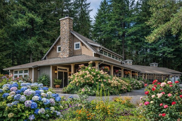 Exterior - Cozy and Dainty  3-Bedroom Farmhouse on 5 Acres of Serene Nature (Warren)