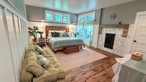4 bedrooms, desk, iron/ironing board, free WiFi - Cozy and Dainty  3-Bedroom Farmhouse on 5 Acres of Serene Nature (Warren)