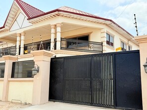 Fachada de la propiedad