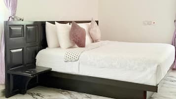 Deluxe Apartment, 2 Bedrooms, Kitchen | 2 bedrooms, soundproofing, iron/ironing board, free WiFi