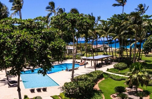 Charming 2-bedroom condo on the beach in El Limón with AC, WiFi, and Pool.