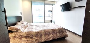 1 habitación, caja de seguridad en la habitación y escritorio