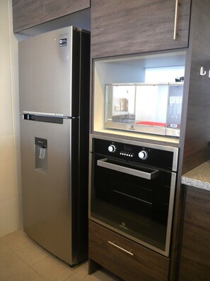 Kühlschrank, Mikrowelle, Ofen, Herdplatte