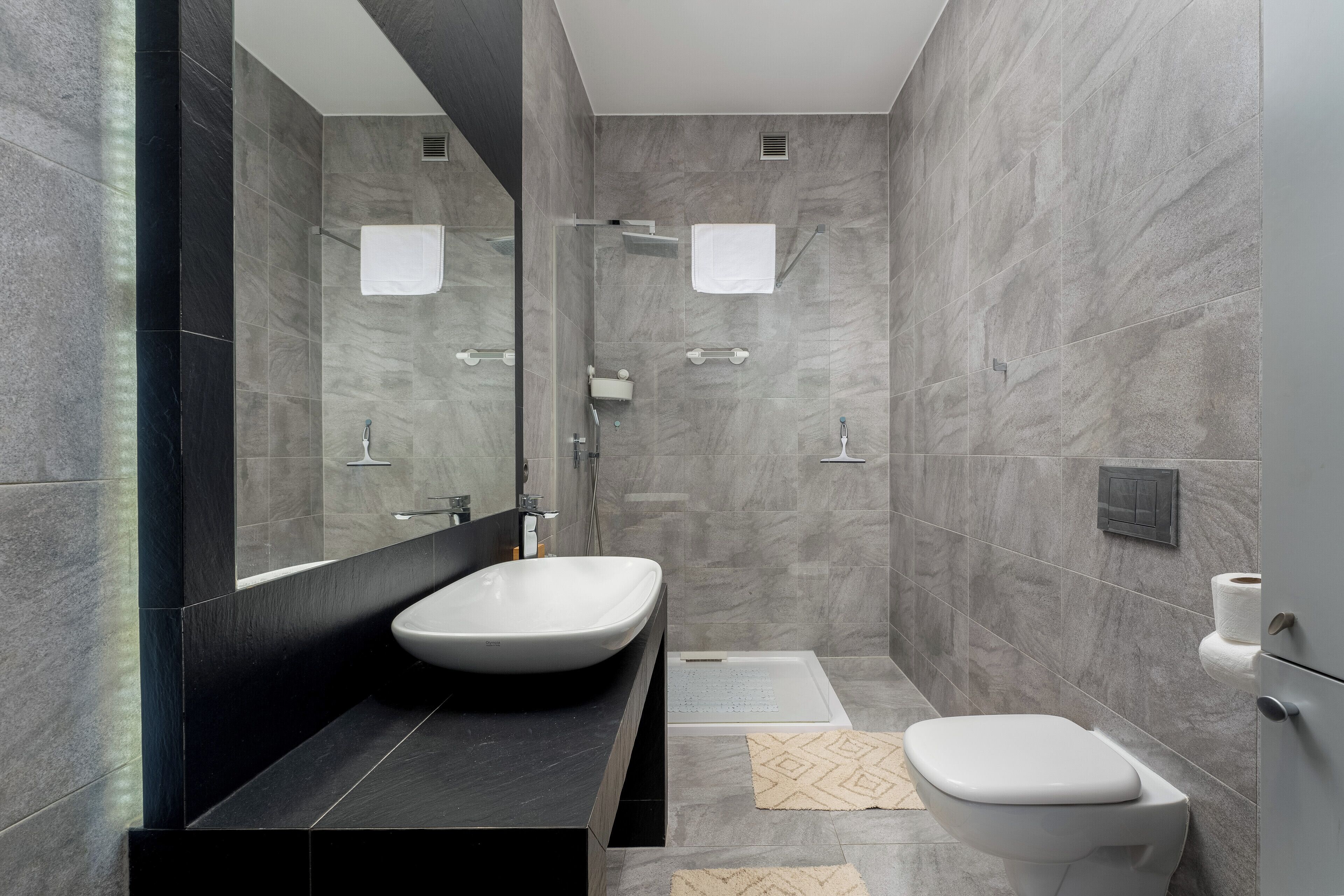 Een douche, een haardroger, handdoeken, zeep