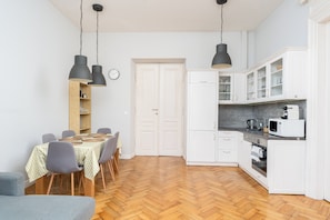 Fridge, microwave, oven, stovetop - Dietla Avenue Charm Apartment (Kraków)