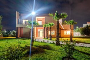 Front of property - evening/night - Konouz Palace (Marrakech)